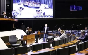 CÃÂ¢mara dos Deputados aprova adiamento das eleiÃÂ§ÃÂµes para novembro; seis parlamentares tocantinenses votam contra e dois a favor