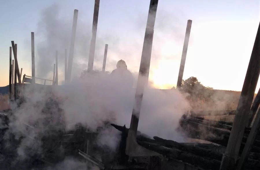 Carreta com madeira de eucalipto pega fogo apÃÂ³s pneu estourar e corisco cair em carga na BR-153