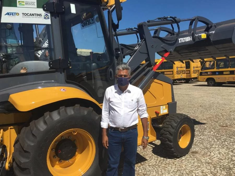 Prefeitura de Palmeirante recebe retroescavadeira, chaves foi entregue ao prefeito pelo governador