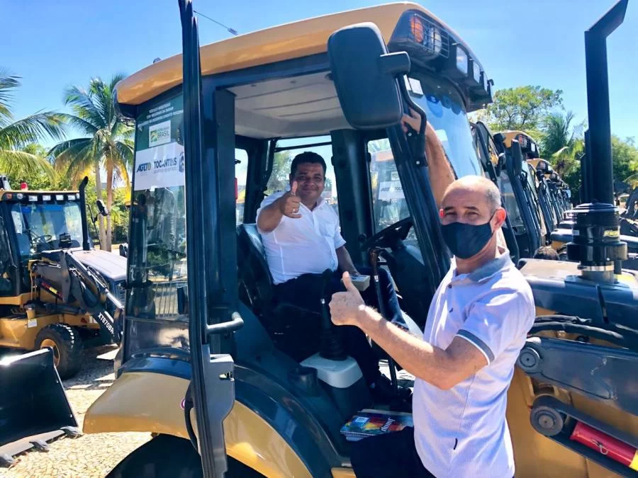 Prefeitura de Couto MagalhÃÂ£es recebe retroescavadeira do Governo do Estado