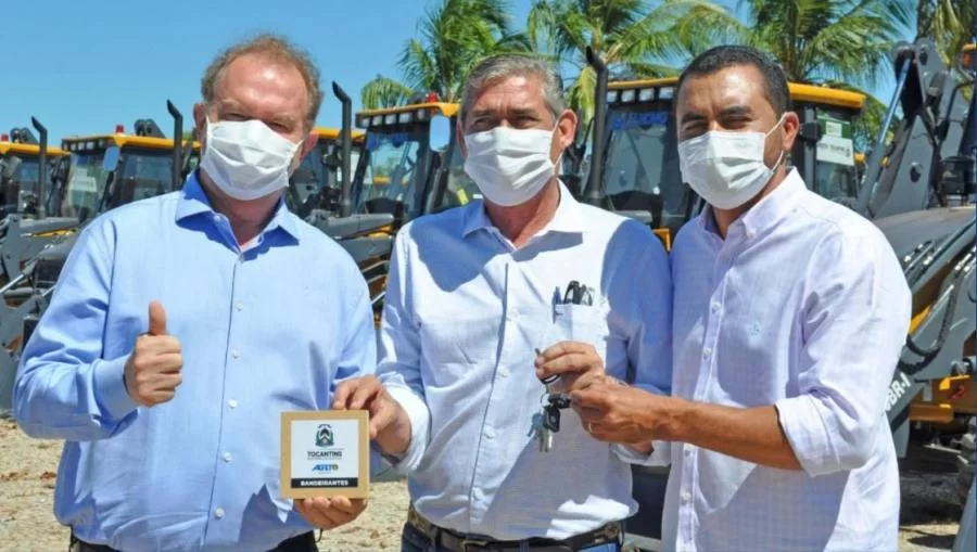 Prefeitura de Bandeirantes recebe Retroescavadeira do Governo Estadual