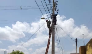 Homens sÃÂ£o presos por furto de postes em AraguaÃÂ­na