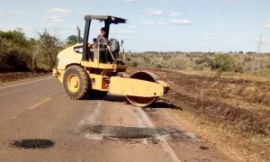 Governo realiza serviÃÂ§os de manutenÃÂ§ÃÂ£o no trecho da TO-335 que liga Colinas a Couto MagalhÃÂ£es