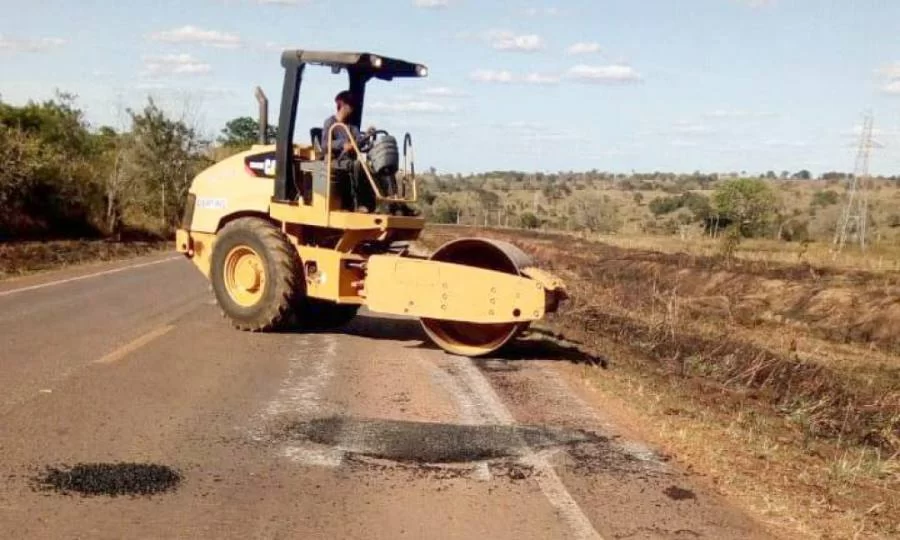 Governo realiza serviÃÂ§os de manutenÃÂ§ÃÂ£o no trecho da TO-335 que liga Colinas a Couto MagalhÃÂ£es