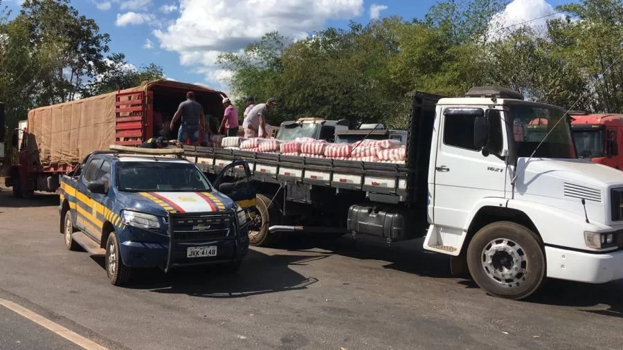 PRF flagra caminhÃÂ£o com carga de arroz sem nota fiscal