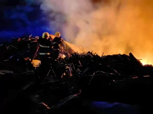 Palmas: fogo em vegetaÃÂ§ÃÂ£o se alastra e atinge Ferro Velho em Taquaralto