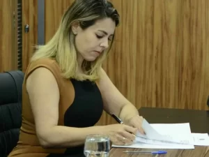 Prefeita de Palmas, Cinthia Ribeiro veta Lei da CÃÂ¢mara Municipal que eleva despesas com pessoal