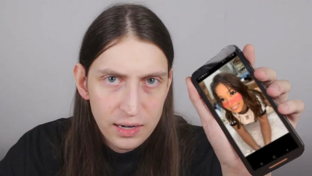 Influenciador denuncia exploração sexual e revela ganhos de seguidores com denúncia; especialistas alertam sobre impactos emocionais e sociais