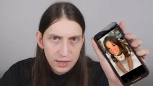 Influenciador denuncia exploração sexual e revela ganhos de seguidores com denúncia; especialistas alertam sobre impactos emocionais e sociais