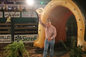 Presidente Paulo Carneiro prestigiou a ExposiÃÂ§ÃÂ£o AgropecuÃÂ¡ria de Almas neste final de semana