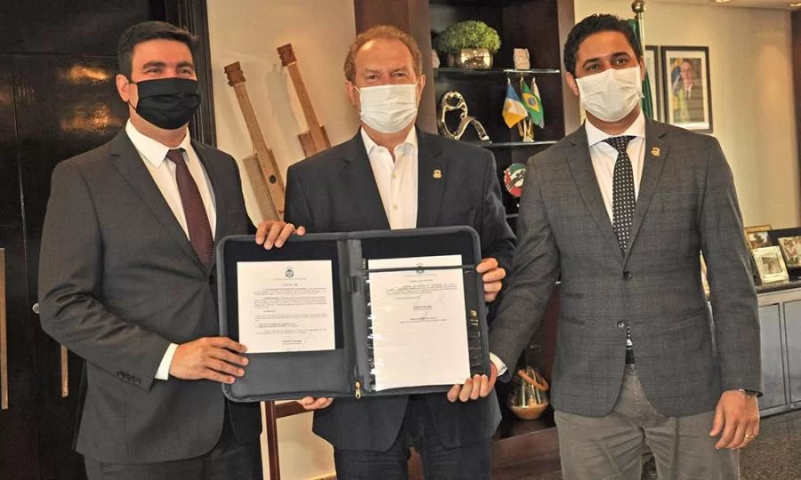 Carlesse empossa Augusto Resende e Darlene Castro para o primeiro mandato eletivo da Unitins