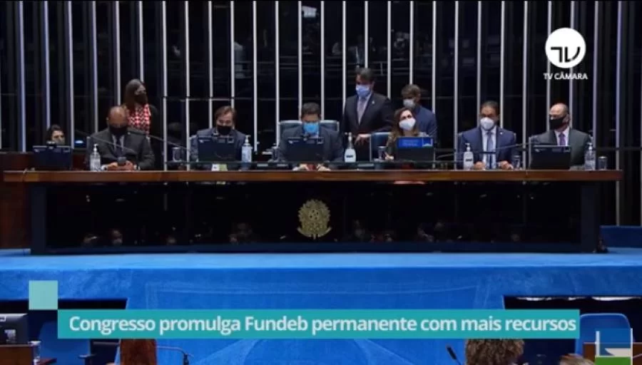 Congresso promulga emenda que torna Fundeb permanente com Gomes e Dorinha na mesa