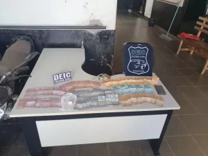Traficante de 25 anos de idade ÃÂ© presa em flagrante em GuaraÃÂ­ com muniÃÂ§ÃÂ£o e R$ 5 mil reais em espÃÂ©cie