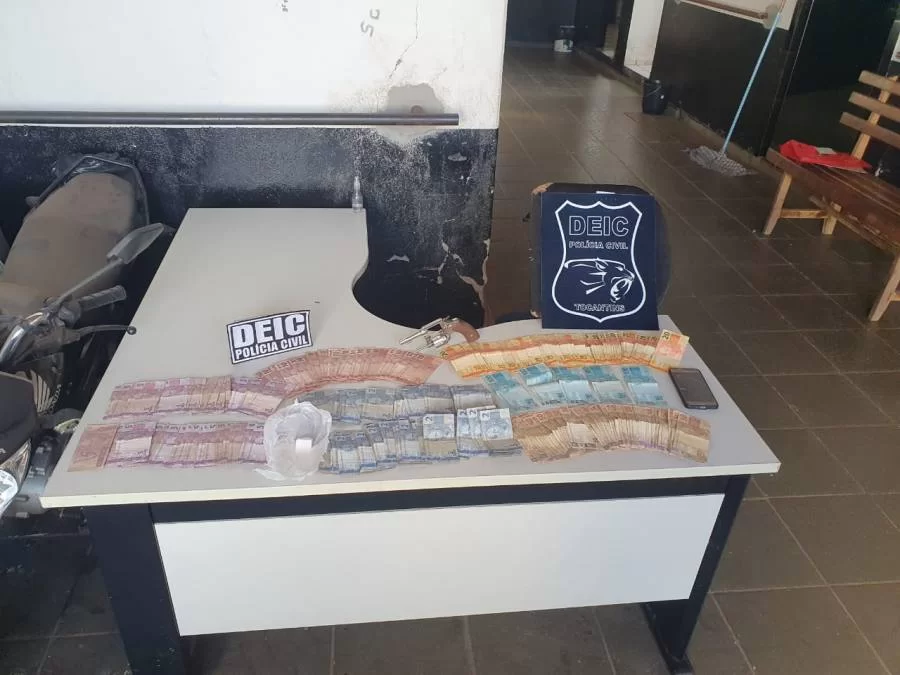 Traficante de 25 anos de idade ÃÂ© presa em flagrante em GuaraÃÂ­ com muniÃÂ§ÃÂ£o e R$ 5 mil reais em espÃÂ©cie