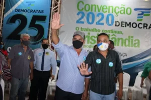 Em convenÃÂ§ÃÂ£o,  prefeito Claiton Batatinha confirma a prÃÂ©-candidatura, concorrendo reeleiÃÂ§ÃÂ£o em CristalÃÂ¢ndia