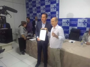 SecretÃÂ¡rio recebe camionete para VigilÃÂ¢ncia SanitÃÂ¡ria