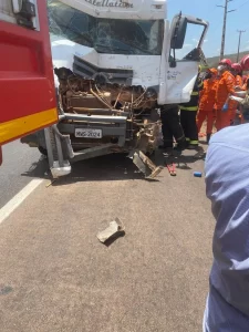 ColisÃÂ£o entre caminhÃÂµes deixa motorista preso ÃÂ s ferragens