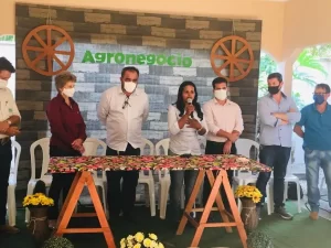 Prefeita Neila Maria apoia a instalaÃÂ§ÃÂ£o de frigorÃÂ­fico para abate de frango em Santa Rita