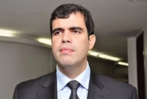 Do PSB, Ayres, minimiza possÃÂ­vel debandada do PT, "Devemos deixar a inquietude de lado" e destaca trabalho de Cinthia para atrair o PSDB