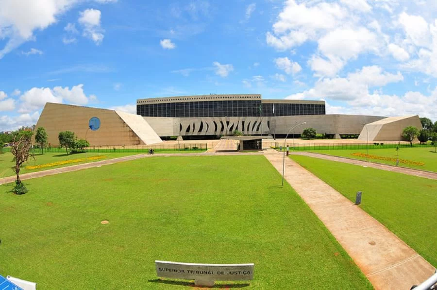 Em aÃÂ§ÃÂ£o possessÃÂ³ria, revelia impede reconhecimento ÃÂ  indenizaÃÂ§ÃÂ£o por benfeitorias