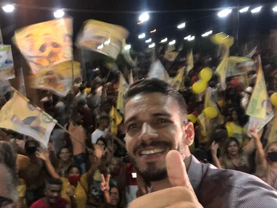 Igor Leite arrasta multidÃÂ£o para seu primeiro comÃÂ­cio oficial