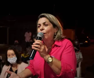 FÃÂ¡tima Coelho reafirma  compromisso de valorizar servidores da EducaÃÂ§ÃÂ£o  de GuaraÃÂ­