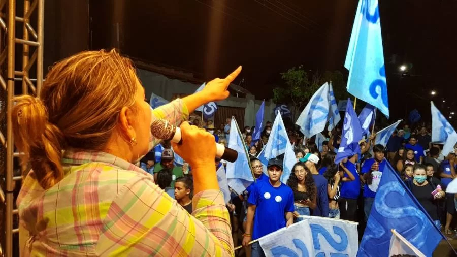 Na maior carreata da histÃÂ³ria de Arapoema, Professora Lu em fala firme disse que nÃÂ£o vai baixar a cabeÃÂ§a