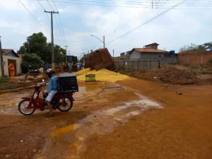 CaminhÃÂ£o afunda no asfalto danificado em Colinas e carga espalha por avenida; prefeitura esclarece que empresa foi notificada para reparo