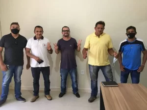 Voltando ÃÂ  vida pÃÂºblica: Saturnino e a equipe visitam a sede do DT