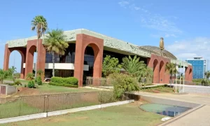 Mantido suspensÃÂ£o das aulas presenciais e jornada de 6 horas devido ao aumento em casos de covid-19