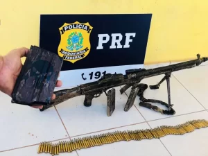 PolÃÂ­cia RodoviÃÂ¡ria Federal apreende arma de guerra em GuaraÃÂ­