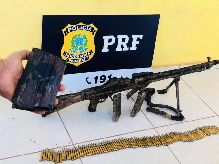 PolÃÂ­cia RodoviÃÂ¡ria Federal apreende arma de guerra em GuaraÃÂ­