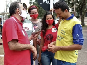 Em caminhada na JK, Vilela do PT diz que irÃÂ¡ resolver problema do estacionamento com apoio do empresariado