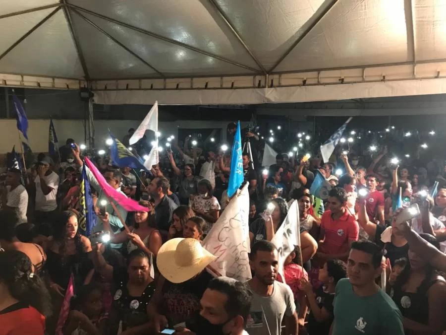 Bandeirantes abraÃÂ§a ZÃÂ© MÃÂ¡rio em grande reuniÃÂ£o na Vila PelÃÂ©