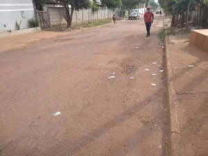 Sujeira toma conta de ruas prÃÂ³ximas a colÃÂ©gios eleitorais em Colinas