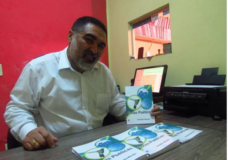 ArimatÃÂ©ia Macedo apresenta seu novo livro de poesias