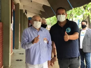 Em Palmas, Siqueira acompanhado de Eduardo Gomes ÃÂ© o um dos primeiros a votar