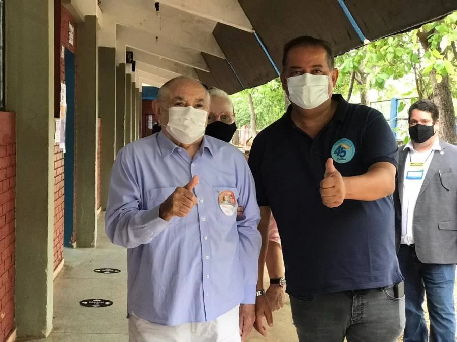 Em Palmas, Siqueira acompanhado de Eduardo Gomes ÃÂ© o um dos primeiros a votar