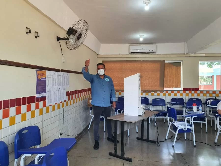 Senador Eduardo Gomes votou em Palmas