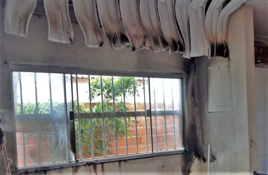 Casa pega fogo em AraguaÃÂ­na, crianÃÂ§a teria provocado o incidente com um isqueiro
