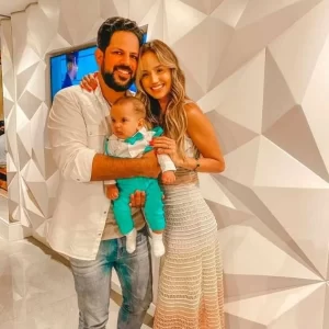 Cantor Sorocaba e a digital influencer Biah Rodrigues realizam consagraÃÂ§ÃÂ£o do bebÃª ThÃÂ©o