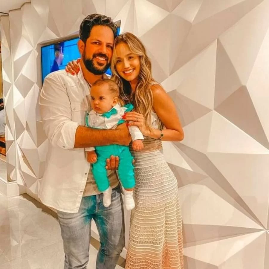 Cantor Sorocaba e a digital influencer Biah Rodrigues realizam consagraÃÂ§ÃÂ£o do bebÃª ThÃÂ©o