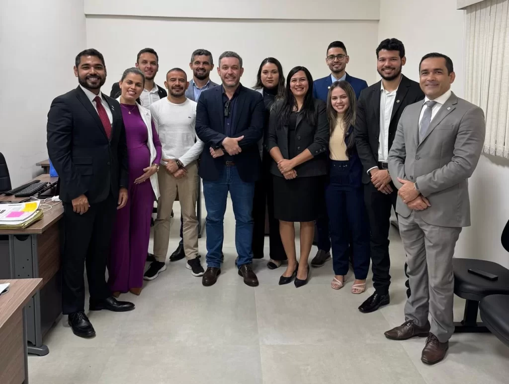 Procuradores do Legislativo e do Executivo do município de Araguaína participam de reunião