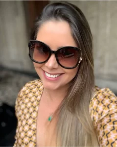 Nesta quarta, 25,  a mÃÂ©dica Fernanda Oliveira comemora mais um ano de vida