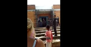 Presos sÃÂ£o transferidos de cadeia pÃÂºblica de Arapoema, pais relatam que nÃÂ£o sabe para onde os filhos foram levados