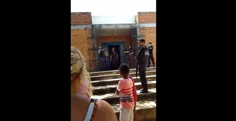 Presos sÃÂ£o transferidos de cadeia pÃÂºblica de Arapoema, pais relatam que nÃÂ£o sabe para onde os filhos foram levados