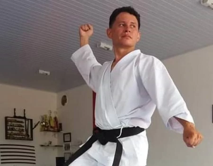 Carateca Marcos Alves conquista prÃªmio em competiÃÂ§ÃÂ£o on-line na ÃÂndia