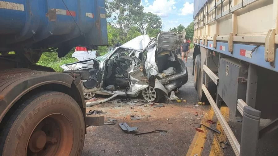 CaminhÃÂ£o bate na traseira de Fiat Uno parado e provoca acidente com vitimais fatais em TupiratÃÂ£