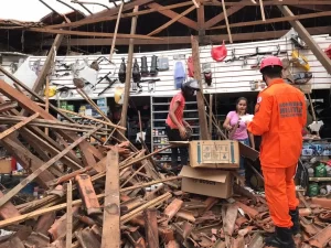 Em Araguatins, telhado de loja desaba e vÃÂ­tima foi socorrida por Bombeiros Militares no local