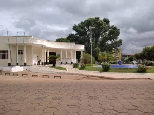 A CÃÂ¢mara Municipal de Colinas do Tocantins decretou e aprovou mudanÃÂ§as na Lei Municipal 1.734 que altera salÃÂ¡rios dos parlamentares